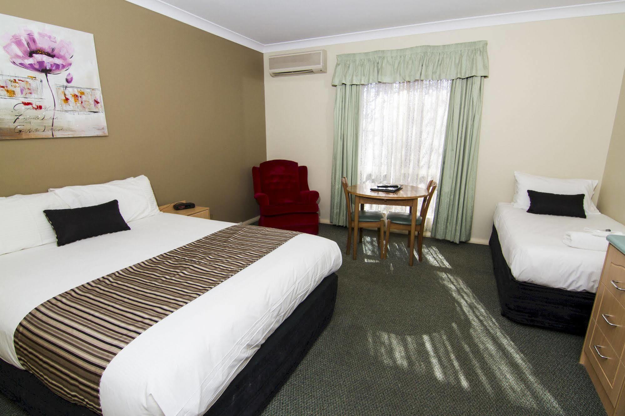 דובו Green Gables Motel מראה חיצוני תמונה