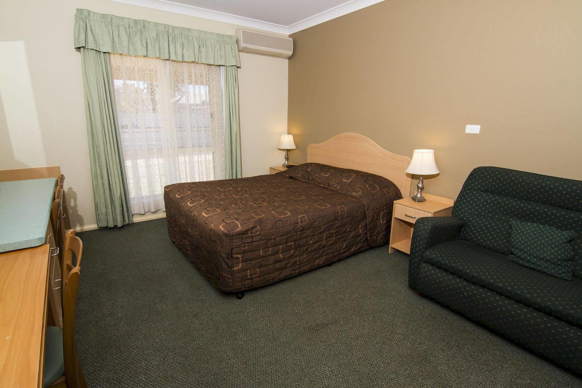 דובו Green Gables Motel מראה חיצוני תמונה