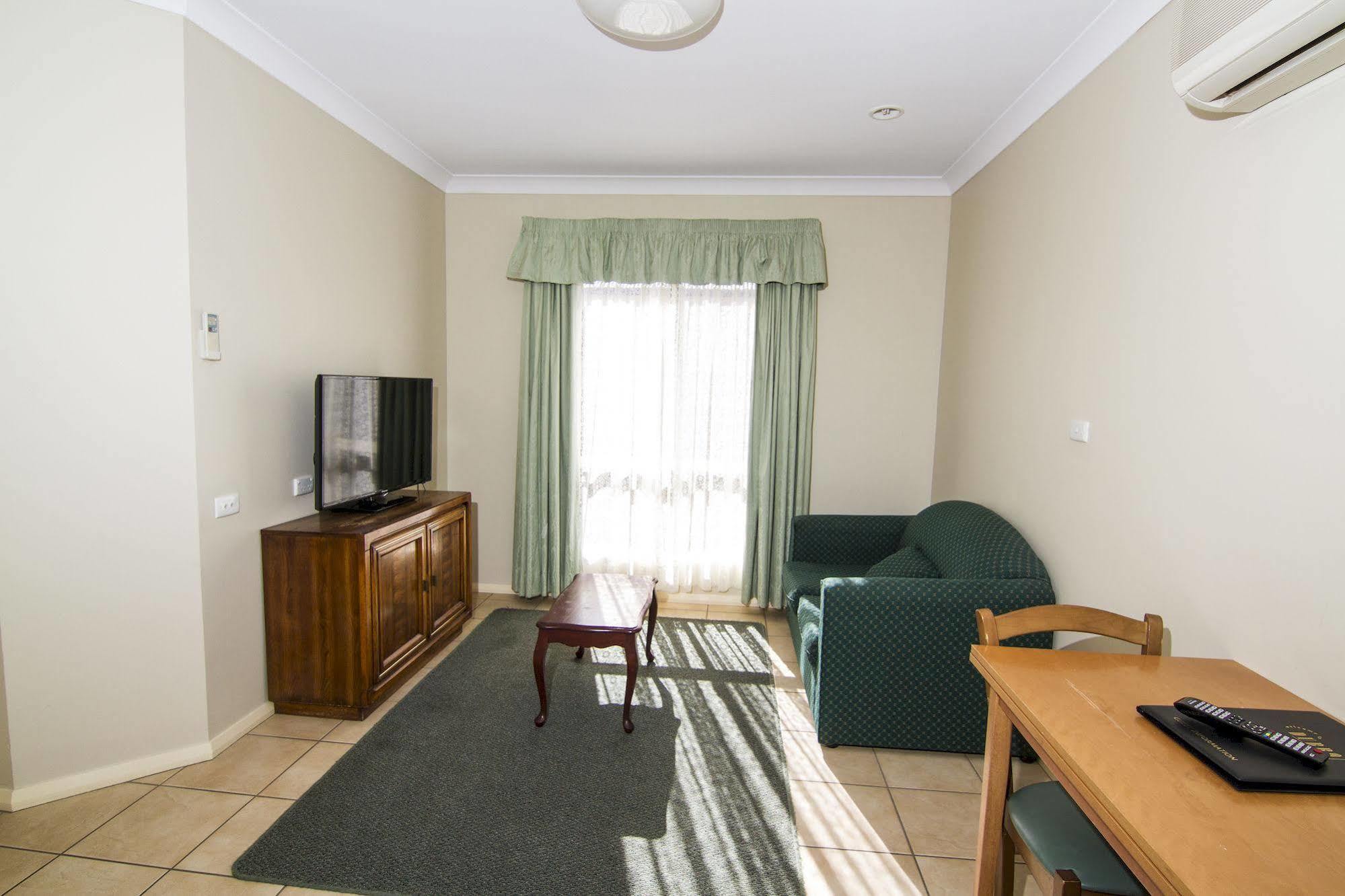 דובו Green Gables Motel מראה חיצוני תמונה