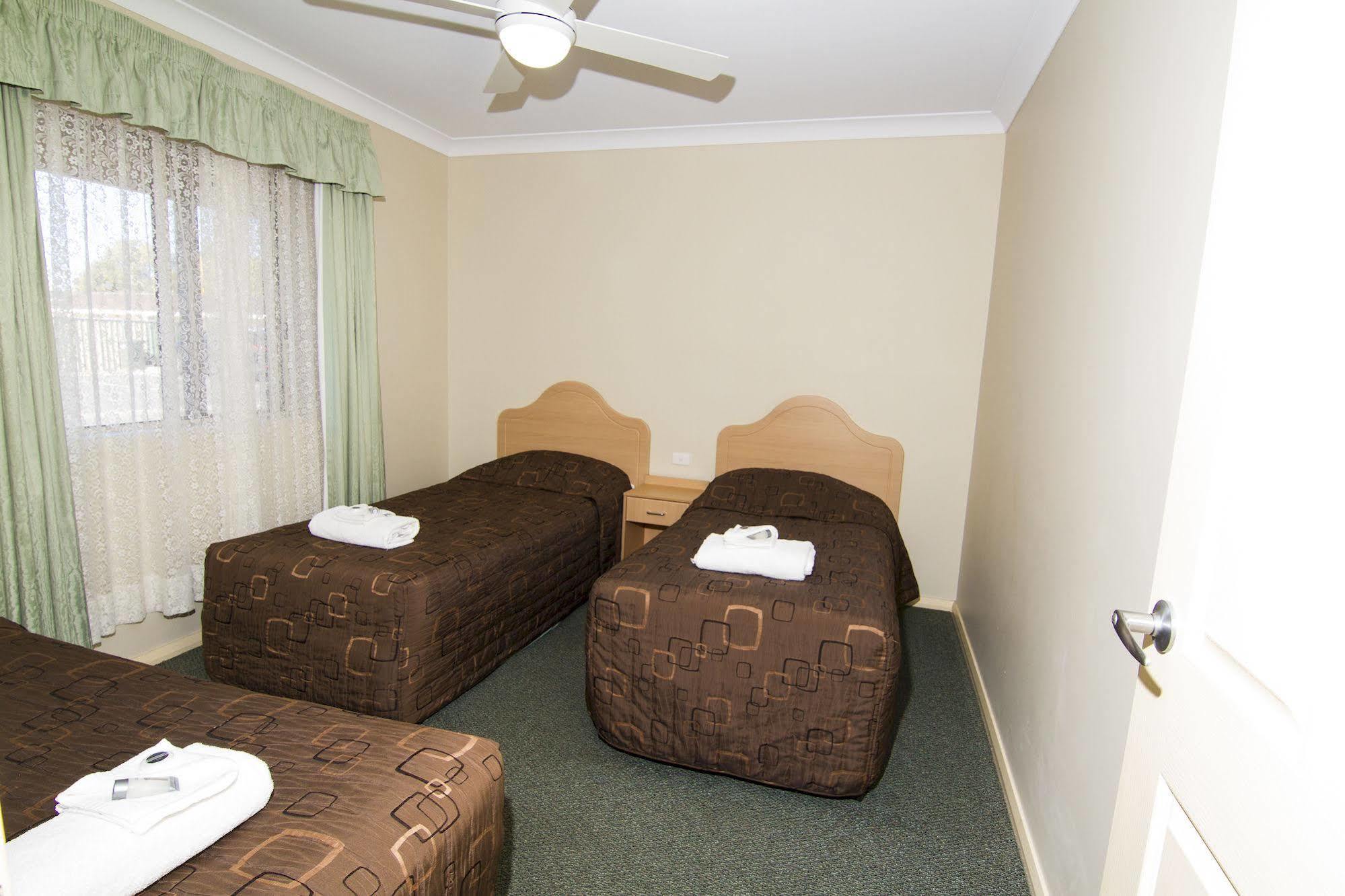 דובו Green Gables Motel מראה חיצוני תמונה