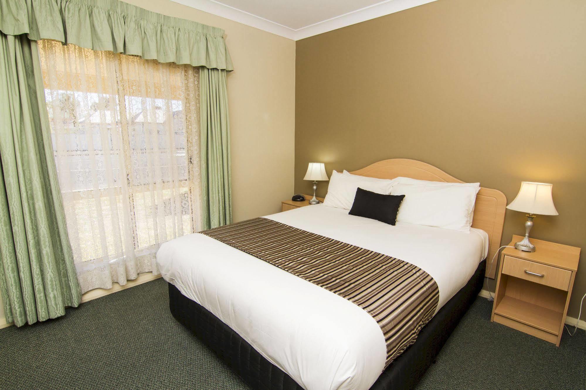 דובו Green Gables Motel מראה חיצוני תמונה