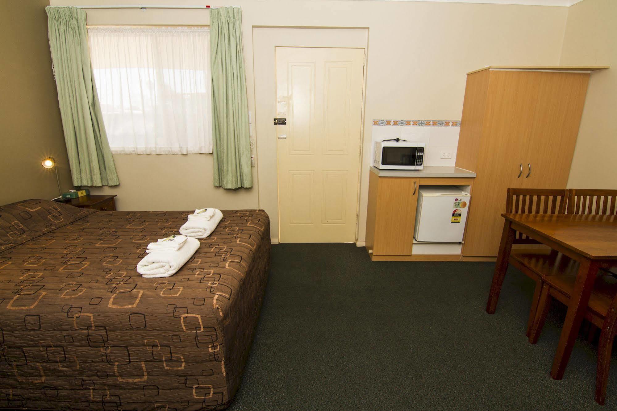דובו Green Gables Motel מראה חיצוני תמונה