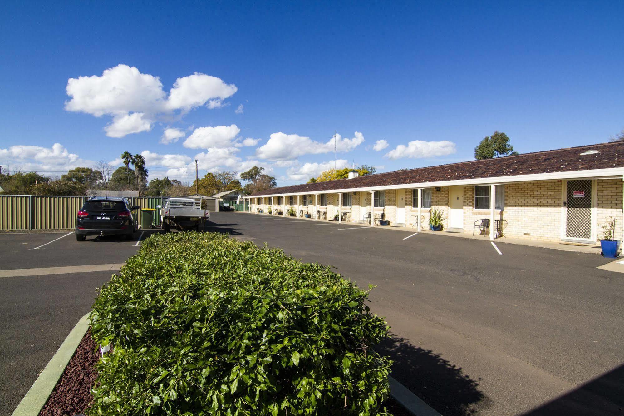 דובו Green Gables Motel מראה חיצוני תמונה